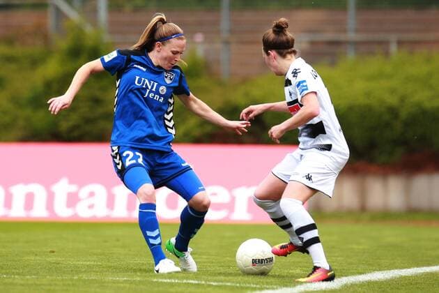 23.04.2017, xkvx, Fussball 1.Bundesliga Damen, Borussia Moenchengladbach - FF USV Jena, emspor, v.l. Claudia van den Heiligenberg (FF USV Jena), Mona Lohmann (Borussia Moenchengladbach) Moenchengladbach