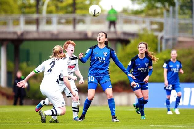 23.04.2017, xkvx, Fussball 1.Bundesliga Damen, Borussia Moenchengladbach - FF USV Jena, emspor, v.l. Anne Birbaum (Borussia Moenchengladbach), Amber Hearn (FF USV Jena) Moenchengladbach