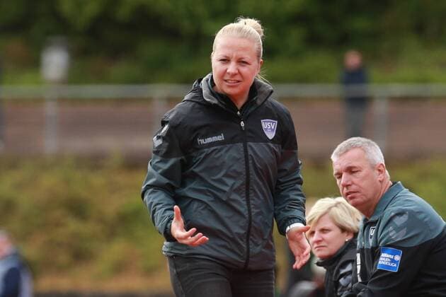 23.04.2017, xkvx, Fussball 1.Bundesliga Damen, Borussia Moenchengladbach - FF USV Jena, emspor, v.l. Trainerin Katja Greulich (FF USV Jena) gibt Anweisung, gestikuliert, mit den Armen gestikulieren, gives instructions, gesticulate Moenchengladbach