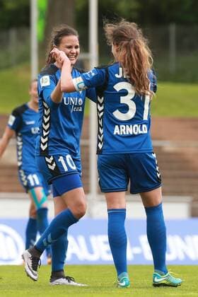 23.04.2017, xkvx, Fussball 1.Bundesliga Damen, Borussia Moenchengladbach - FF USV Jena, emspor, v.l. Torjubel, Goal celebration, celebrate the goal zum 0:3 durch Julia Arnold (FF USV Jena) mit der Mannschaft Moenchengladbach