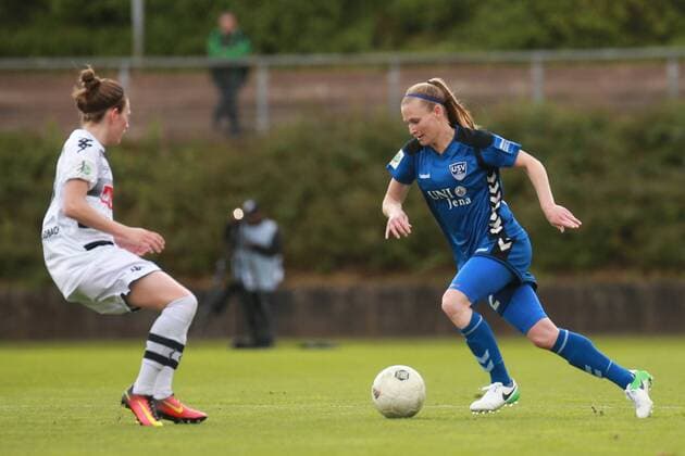 23.04.2017, xkvx, Fussball 1.Bundesliga Damen, Borussia Moenchengladbach - FF USV Jena, emspor, v.l. Mona Lohmann (Borussia Moenchengladbach), Claudia van den Heiligenberg (FF USV Jena) Moenchengladbach