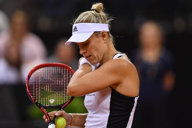Angelique KERBER (GER), Enttaeuschung,Frust,enttaeuscht, frustriert,niedergeschlagen, Aktion,Einzelbild, angeschnittenes Einzelmotiv,Halbfigur,halbe Figur, Tennis Fed Cup:Deutschland-Ukraine P O R S C H E A R E N A, Stuttgart am 23.04.2017