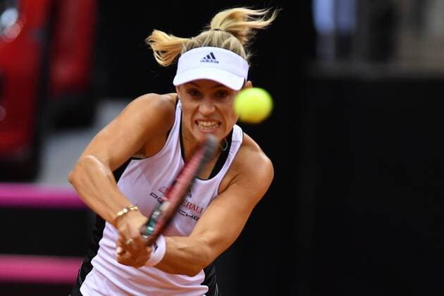 Angelique KERBER (GER), Aktion,Einzelbild, angeschnittenes Einzelmotiv,Halbfigur,halbe Figur, Tennis Fed Cup:Deutschland-Ukraine P O R S C H E A R E N A, Stuttgart am 23.04.2017