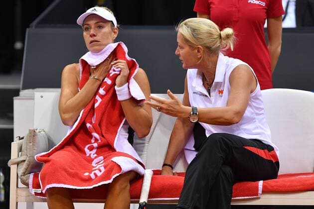 Angelique KERBER (GER) mit Barbara RITTNER (Teamchefin GER) waehrend einer Spielpause,sitzen auf der Bank.coaching, Tennis Fed Cup:Deutschland-Ukraine P O R S C H E A R E N A, Stuttgart am 23.04.2017