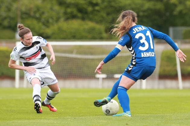 23.04.2017, xkvx, Fussball 1.Bundesliga Damen, Borussia Moenchengladbach - FF USV Jena, emspor, v.l. Mona Lohmann (Borussia Moenchengladbach), Julia Arnold (FF USV Jena) Moenchengladbach