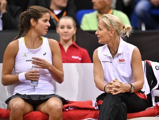 Julia Görges (GER) im Gespräch Diskussion mit Team Captain Teamchefin Coach Barbara RITTNER (GER) Coaching Tennis Damen Team Deutschland Germany Fed Cup Federations FedCup 2017 Deutschland vs Ukraine Porsche-Arena Stuttgart 23.04.2017 FedCup First Round Porsche-Arena Stuttgart 2017