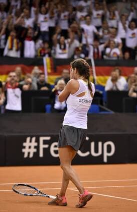 Julia Görges (GER) gewinnt 4. Einzel und macht Sieg perfekt Gestik, Geste Jubel jubelt kann Glück nicht fassen Tennis Damen Team Deutschland Germany Fed Cup Federations FedCup 2017 Deutschland vs Ukraine Porsche-Arena Stuttgart 23.04.2017 FedCup First Round Porsche-Arena Stuttgart 2017