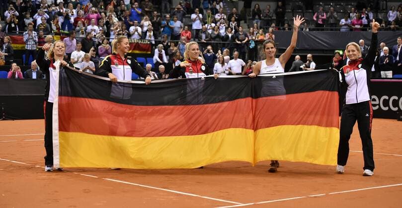 Julia Görges (GER) gewinnt 4. Einzel und macht Sieg perfekt Deutsche Mannschaft jubelt mit Falgge v.li.: Laura SIEGEMUND (GER) Carina Witthöft (GER) Angelique KERBER (GER) Julia Görges (GER) Team Captain Teamchefin Coach Barbara RITTNER (GER) Tennis Damen Team Deutschland Germany Fed Cup Federations FedCup 2017 Deutschland vs Ukraine Porsche-Arena Stuttgart 23.04.2017 FedCup First Round Porsche-Arena Stuttgart 2017