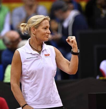 Team Captain Teamchefin Coach Barbara RITTNER (GER) jubelt Jubel Faust geballt nach Punktgewinn Tennis Damen Team Deutschland Germany Fed Cup Federations FedCup 2017 Deutschland vs Ukraine Porsche-Arena Stuttgart 23.04.2017 FedCup First Round Porsche-Arena Stuttgart 2017