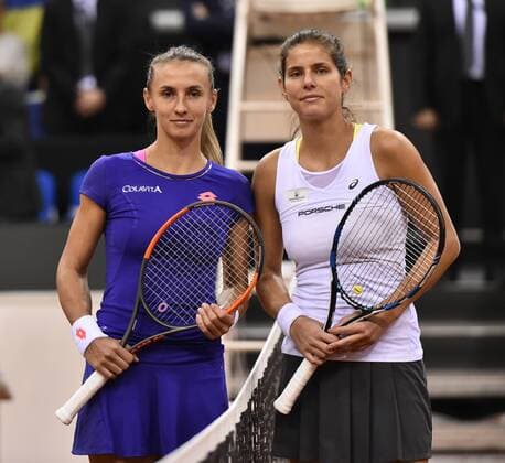 Lesia Tsurenko (UKR) (links) mit Julia Görges (GER) vor Spielbeginn Tennis Damen Team Deutschland Germany Fed Cup Federations FedCup 2017 Deutschland vs Ukraine Porsche-Arena Stuttgart 23.04.2017 FedCup First Round Porsche-Arena Stuttgart 2017