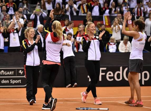 Julia Görges (GER) gewinnt 4. Einzel und macht Sieg perfekt Deutsche Mannschaft jubelt auf Court v.li.: Laura SIEGEMUND (GER) Angelique KERBER (GER) Carina Witthöft (GER) Julia Görges (GER) Tennis Damen Team Deutschland Germany Fed Cup Federations FedCup 2017 Deutschland vs Ukraine Porsche-Arena Stuttgart 23.04.2017 FedCup First Round Porsche-Arena Stuttgart 2017
