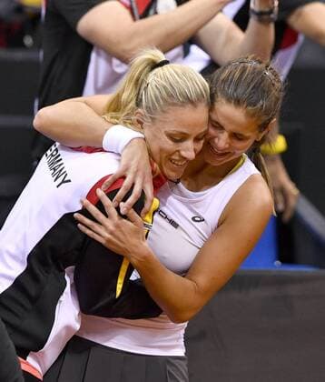 Julia Görges (GER) gewinnt 4. Einzel und macht Sieg perfekt Deutsche Mannschaft jubelt, Jubel Schlussjubel Umarmung mit Angelique KERBER (GER) Tennis Damen Team Deutschland Germany Fed Cup Federations FedCup 2017 Deutschland vs Ukraine Porsche-Arena Stuttgart 23.04.2017 FedCup First Round Porsche-Arena Stuttgart 2017