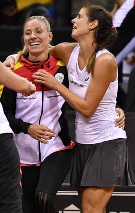 Julia Görges (GER) gewinnt 4. Einzel und macht Sieg perfekt Deutsche Mannschaft jubelt, Jubel Schlussjubel Umarmung mit Angelique KERBER (GER) Tennis Damen Team Deutschland Germany Fed Cup Federations FedCup 2017 Deutschland vs Ukraine Porsche-Arena Stuttgart 23.04.2017 FedCup First Round Porsche-Arena Stuttgart 2017