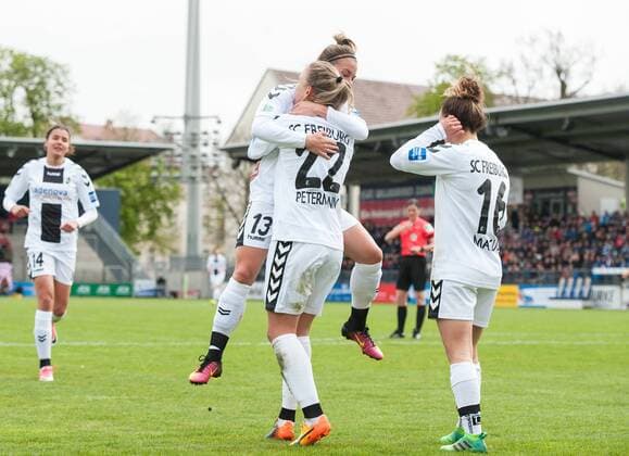 Jubel nach dem Tor zum 0-1: Torschuetzin Lena Petermann (22) feiert den Treffer mit Sandra Starke (13) und Lina Magull (16 alleSCF) Fussball Frauen 1.Bundesliga Saison 2016 2017, 17.Spieltag: 1.FFC Turbine Potsdam - SC Freiburg in Potsdam, Deutschland am 23.04.2017,