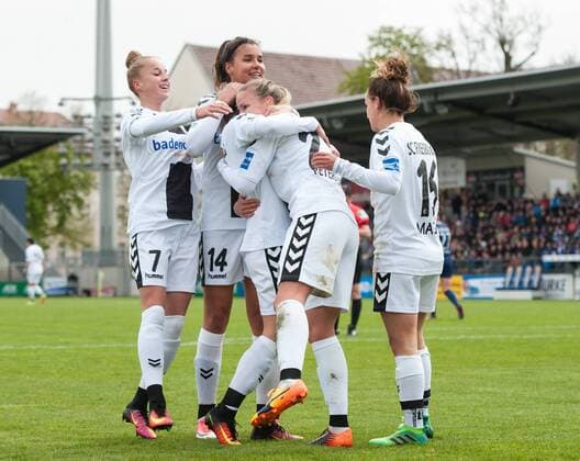 Jubel nach dem Tor zum 0-1: Torschuetzin Lena Petermann (22) feiert den Treffer mit Giulia Gwinn (7), Cinzia Zehnder (14), Sandra Starke (13) und Lina Magull (16 alleSCF) Fussball Frauen 1.Bundesliga Saison 2016 2017, 17.Spieltag: 1.FFC Turbine Potsdam - SC Freiburg in Potsdam, Deutschland am 23.04.2017,