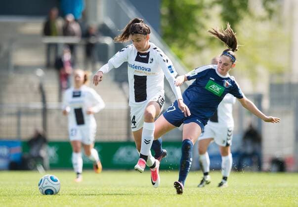 vl: Cinzia Zehnder (SCF), Sarah Zadrazil (POT) Fussball Frauen 1.Bundesliga Saison 2016 2017, 17.Spieltag: 1.FFC Turbine Potsdam - SC Freiburg in Potsdam, Deutschland am 23.04.2017,