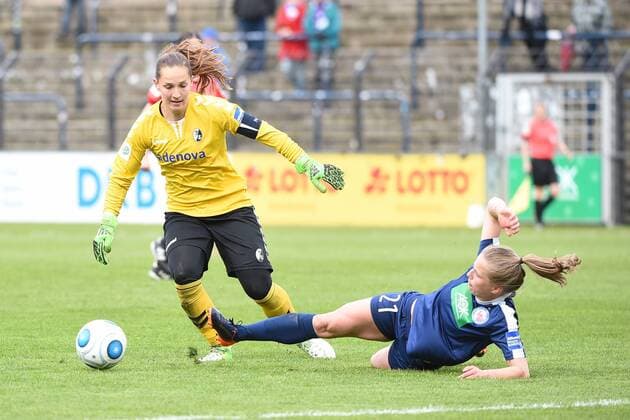 Fussball, Frauen, 1. Bundesliga, Saison 2016 17, 17. Spieltag, 1. FFC Turbine Potsdam - SC Freiburg, TW Laura Benkarth (Nr. 1, SC Freiburg), Tabea Kemme (Nr. 21, 1. FFC Turbine Potsdam), 23.04.17, Copyright: xMichaelxHundtx xMatthiasxKochx