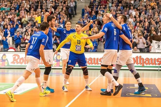 Volleyball Bundesliga: Finale Spiel 1 - VfB Friedrichshafen : Berlin Recycling Volleys, 23.04.2017 Punktgewinn für VfB Friedrichshafen ; Tomas KOCIAN (VfB Friedrichshafen, 17) Markus STEUERWALD (VfB Friedrichshafen, 13) Michal FINGER (VfB Friedrichshafen, 6) Tomas ROUSSEAUX (VfB Friedrichshafen, 14) Georg KLEIN (VfB Friedrichshafen, 8) Volleyball Bundesliga: Finale Spiel 1 - VfB Friedrichshafen : Berlin Recycling Volleys am 23.04.2017 in Friedrichshafen, ZF Arena, Deutschland xUSx