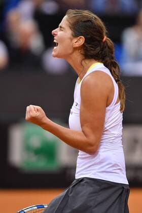 Julia GOERGES (GER),feiert den Verbeib in der Weltgruppe,Abstieg abgewendet-Jubel,Freude,Begeisterung. Aktion,Einzelbild,angeschnittenes Einzelmotiv,Halbfigur,halbe Figur, Tennis Fed Cup:Deutschland-Ukraine P O R S C H E A R E N A, Stuttgart am 23.04.2017