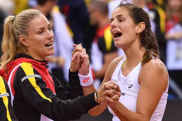 v.li:Angelique KERBER (GER) und Julia GOERGES (GER) feiern den Verbeib in der Weltgruppe,Abstieg abgewendet-UmarmungJubel,Freude,Begeisterung. Tennis Fed Cup:Deutschland-Ukraine P O R S C H E A R E N A, Stuttgart am 23.04.2017