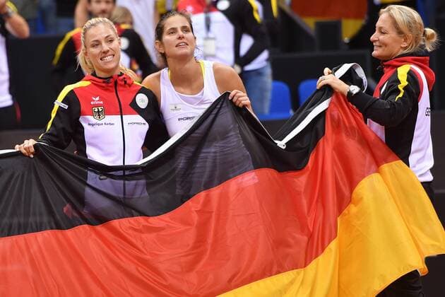 Bilder des Tages - SPORT v.li:Angelique KERBER (GER),Julia GOERGES (GER) und Barbara RITTNER (Teamchefin GER) feiern den Verbeib in der Weltgruppe,Abstieg abgewendet-Jubel,Freude,Begeisterung mit der Deutschlandflagge,Fahne. Tennis Fed Cup:Deutschland-Ukraine P O R S C H E A R E N A, Stuttgart am 23.04.2017