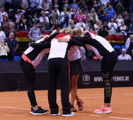 Stuttgart Tennis Fed Cup Deutschland vs. Ukraine, das deutsche Team bildet nach dem Sieg einen Kreis