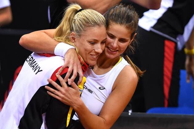 v.li:Angelique KERBER (GER) und Julia GOERGES (GER) feiern den Verbeib in der Weltgruppe,Abstieg abgewendet-Umarmung,Jubel,Freude,Begeisterung. Tennis Fed Cup:Deutschland-Ukraine P O R S C H E A R E N A, Stuttgart am 23.04.2017