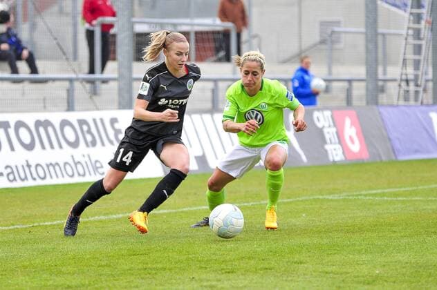 1. FFC Frankfurt - VfL Wolfsburg; 23.04.2017 Jackie Groenen (1. FFC Frankfurt) gegen Anna Blaesse (VfL Wolfsburg); 1. FFC Frankfurt - VfL Wolfsburg am 23.04.2017 im Stadion am Brentanobad, Frankfurt (Hessen) xkpx