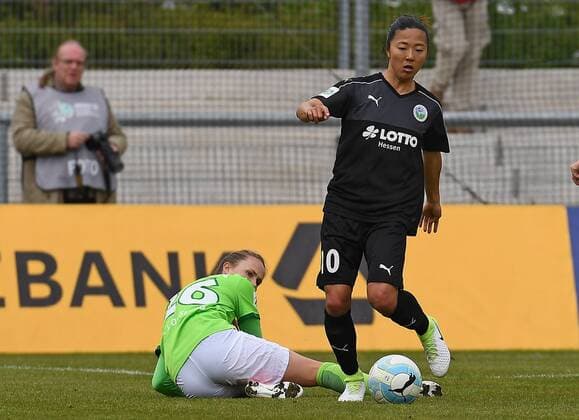 23.04.2017, xblx, Fussball 1.Bundesliga Damen, 1.FFC Frankfurt - VfL Wolfsburg, emspor v.l. Caroline Hansen (VfL Wolfsburg), Yuki Nagasato (1.FFC Frankfurt) Frankfurt am Main