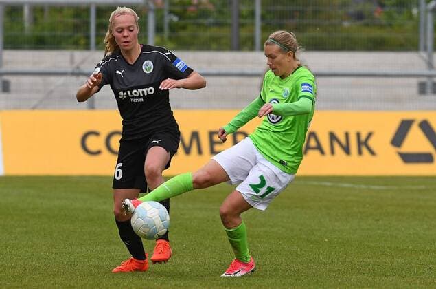 23.04.2017, xblx, Fussball 1.Bundesliga Damen, 1.FFC Frankfurt - VfL Wolfsburg, emspor v.l. Janina Hechler (1.FFC Frankfurt), Lara Dickenmann (VfL Wolfsburg) Frankfurt am Main