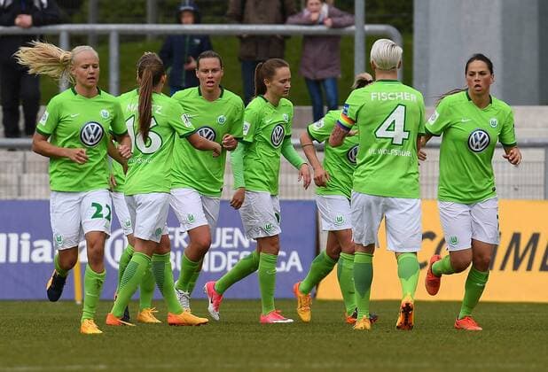 23.04.2017, xblx, Fussball 1.Bundesliga Damen, 1.FFC Frankfurt - VfL Wolfsburg, emspor v.l. Lara Dickenmann (VfL Wolfsburg), Goal scored, Tor zum 1:1, celebrate the goal, Torjubel Frankfurt am Main