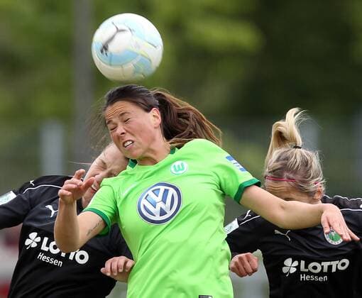 v.li.: Tanja Pawollek (1. FFC Frankfurt), Sara Björk Gunnarsdottir (VfL Wolfsburg), Kathrin Hendrich (1. FFC Frankfurt) im Zweikampf, Duell, duel, tackle, Aktion, Action Kopfball, header , Fussball, Allianz Frauen-Bundesliga, 1. FFC Frankfurt - VfL Wolfsburg, xmrx