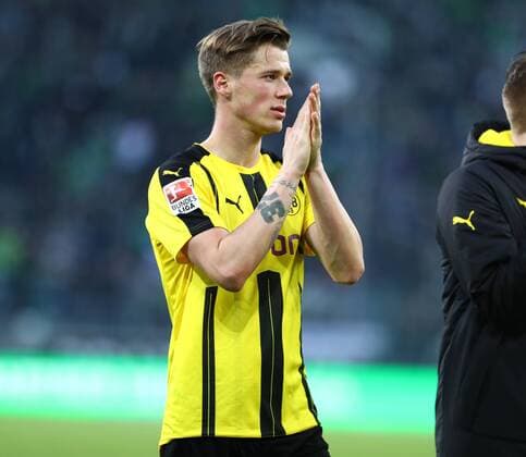 Samstag 22.04.2017, Saison 2016 2017, 1. Bundesliga, 30. Spieltag im Mönchengladbacher Borussia-Park, VfL Borussia Mönchengladbach - BVB 09 Borussia Dortmund, Dortmunder Jubel nach Abpfiff: Erik Durm (BVB)