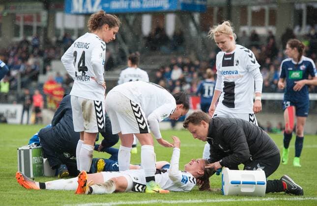 Nach dem Kopfballduell liegt Lena Petermann (22 SCF) mit starken Schmerzen am Kopf am Boden und muss aerztlich behandelt werden. Fussball Frauen 1.Bundesliga Saison 2016 2017, 17.Spieltag: 1.FFC Turbine Potsdam - SC Freiburg in Potsdam, Deutschland am 23.04.2017,