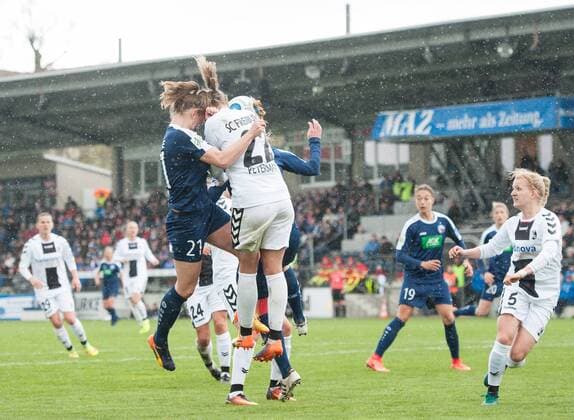 Kopfballduell mit Folgen: Lena Petermann (22 SCF) geht in den Dreikampf gegen Tabea Kemme (li) und Stefanie Draws (verdeckt beidePOT) und geht mit starken Schmerzen am Kopf zu Boden. Fussball Frauen 1.Bundesliga Saison 2016 2017, 17.Spieltag: 1.FFC Turbine Potsdam - SC Freiburg in Potsdam, Deutschland am 23.04.2017,