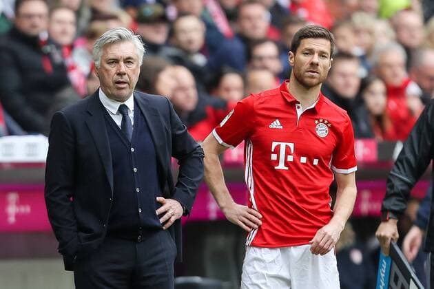 Muenchen, Deutschland, 22.04.2017, Bundesliga 30. Spieltag, FC Bayern Muenchen - 1. FSV Mainz 05, Fans, l-r Cheftrainer Carlo Ancelotti (FCB) Xabi Alonso (FCB) ( DeFodi048