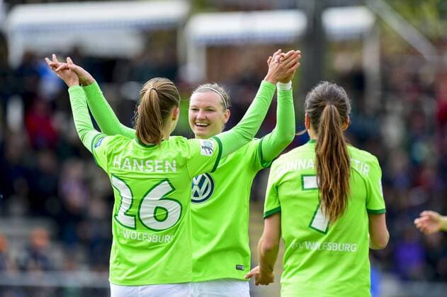 1. FFC Frankfurt - VfL Wolfsburg; 23.04.2017 Lara Dickenmann (VfL Wolfsburg) trifft zum 1:3. Jubel bei den Teamkolleginnen Caroline Graham Hansen (VfL Wolfsburg); 1. FFC Frankfurt - VfL Wolfsburg am 23.04.2017 im Stadion am Brentanobad, Frankfurt (Hessen) xkpx