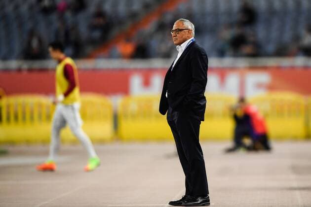 Head coach Felix Magath of Shandong Luneng watches his players competing agaisnt Shandong Luneng Taishan in their sixth round match during the 2017 Chinese Football Association Super League (CSL) in Ji nan city, east China s Shandong province, 23 April 2017. Shandong Luneng Taishan competes against Chongqing Dangdai Lifan at sixth round of 2017 CSL  20170423_34753