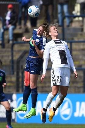 Fussball, Frauen, 1. Bundesliga, Saison 2016 17, 17. Spieltag, 1. FFC Turbine Potsdam - SC Freiburg, Inka Wesely (Nr. 15, 1. FFC Turbine Potsdam), Lena Petermann (Nr. 22, SC Freiburg), 23.04.17, Copyright: xMichaelxHundtx xMatthiasxKochx