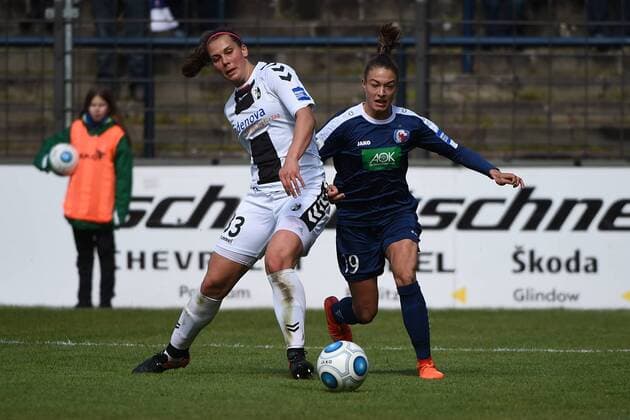 Fussball, Frauen, 1. Bundesliga, Saison 2016 17, 17. Spieltag, 1. FFC Turbine Potsdam - SC Freiburg, Carolin Schiewe (Nr. 33, SC Freiburg), Felicitas Rauch (Nr. 19, 1. FFC Turbine Potsdam), 23.04.17, Copyright: xMichaelxHundtx xMatthiasxKochx