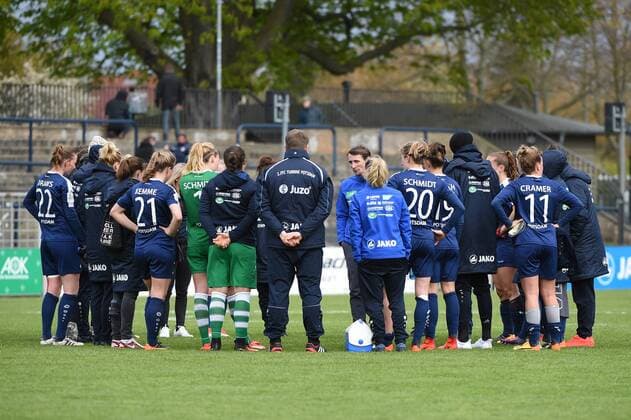Fussball, Frauen, 1. Bundesliga, Saison 2016 17, 17. Spieltag, 1. FFC Turbine Potsdam - SC Freiburg, Enttäuschung nach Abpfiff, Cheftrainer Matthias Rudolph (1. FFC Turbine Potsdam) spricht nach dem Spiel mit seiner Mannschaft, 23.04.17, Copyright: xMichaelxHundtx xMatthiasxKochx