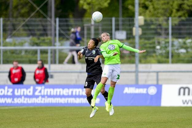 1. FFC Frankfurt - VfL Wolfsburg; 23.04.2017 Yuki Nagasato (1. FFC Frankfurt) gegen Lara Dickenmann (VfL Wolfsburg); 1. FFC Frankfurt - VfL Wolfsburg am 23.04.2017 im Stadion am Brentanobad, Frankfurt (Hessen) xkpx
