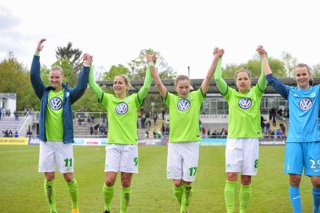 1. FFC Frankfurt - VfL Wolfsburg; 23.04.2017 Alexandra Popp (VfL Wolfsburg), Anna Blaesse (VfL Wolfsburg), Ewa Pajor (VfL Wolfsburg), Babett Peter (VfL Wolfsburg); 1. FFC Frankfurt - VfL Wolfsburg am 23.04.2017 im Stadion am Brentanobad, Frankfurt (Hessen) xkpx