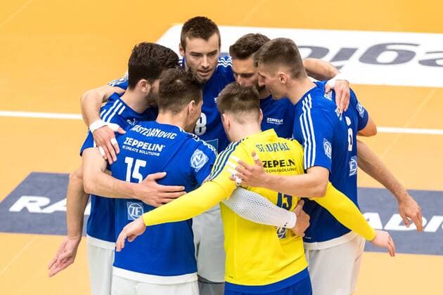 Volleyball Bundesliga: Finale Spiel 1 - VfB Friedrichshafen : Berlin Recycling Volleys, 23.04.2017 Armin MUSTEDANOVIC (VfB Friedrichshafen, 15); Markus STEUERWALD (VfB Friedrichshafen, 13); Michal FINGER (VfB Friedrichshafen, 6); Volleyball Bundesliga: Finale Spiel 1 - VfB Friedrichshafen : Berlin Recycling Volleys am 23.04.2017 in Friedrichshafen, ZF Arena, Deutschland xUSx
