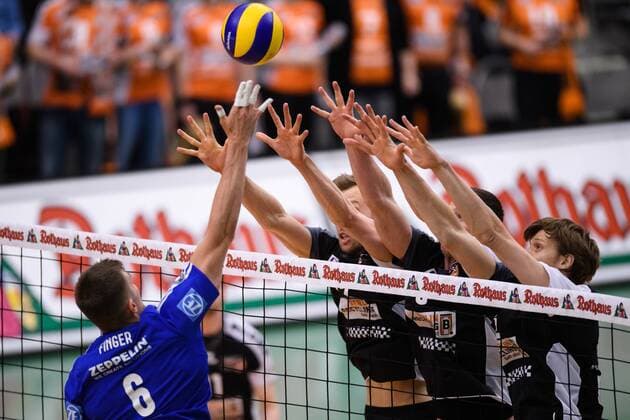 23.04.2017, ZF Arena, Friedrichshafen Volleyball, Bundesliga Männer Maenner, Play-offs Finale, VfB Friedrichshafen vs. Berlin Recycling Volleys Angriff Michal Finger ( 6 Friedrichshafen) - Block Dreierblock Paul Carroll ( 12 Berlin), Graham Vigrass ( 8 Berlin), Robert Kromm ( 3 Berlin)