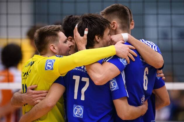 23.04.2017, ZF Arena, Friedrichshafen Volleyball, Bundesliga Männer Maenner, Play-offs Finale, VfB Friedrichshafen vs. Berlin Recycling Volleys Jubel Markus Steuerwald ( 13 Friedrichshafen), Tomas Kocian ( 17 Friedrichshafen), David Sossenheimer ( 5 Friedrichshafen), Michal Finger ( 6 Friedrichshafen), Andreas Takvam ( 4 Friedrichshafen)