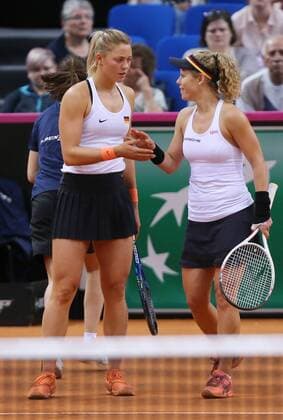 Stuttgart Tennis Fed Cup Deutschland vs. Ukraine, Doppel Laura Siegemund (rechts) und Carina Witthöft (GER)