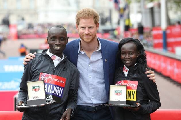 Bilder des Tages - SPORT 23 04 2017. London, United Kingdom. Prince Harry presents the trophies to the winners of the Men s and Ladies race at the London Marathon.  xStephenxLockx xixImagesx IIM-14941-0080