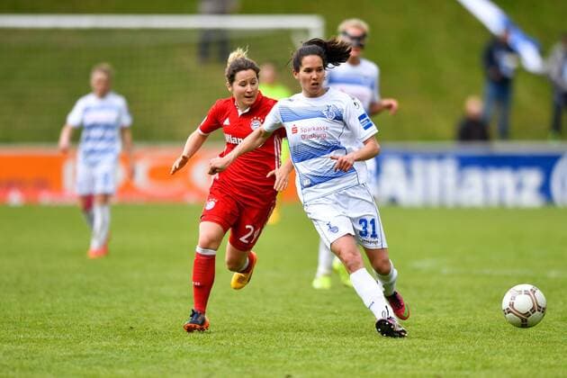Marina Himmighofen (MSV Duisburg) (31) spielt den Ball zurück vor Nicole Rolser (FC Bayern Muenchen) (29), Fussball, Allianz Frauen-Bundesliga,MSV Duisburg - FC Bayern München, xmkx