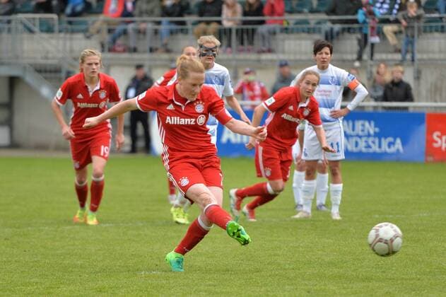 Melanie Behringer (FC Bayern Muenchen, Mel Behringer) (7) verwandelt Elfmeter zum 0:1, Fussball, Allianz Frauen-Bundesliga,MSV Duisburg - FC Bayern München, xmkx